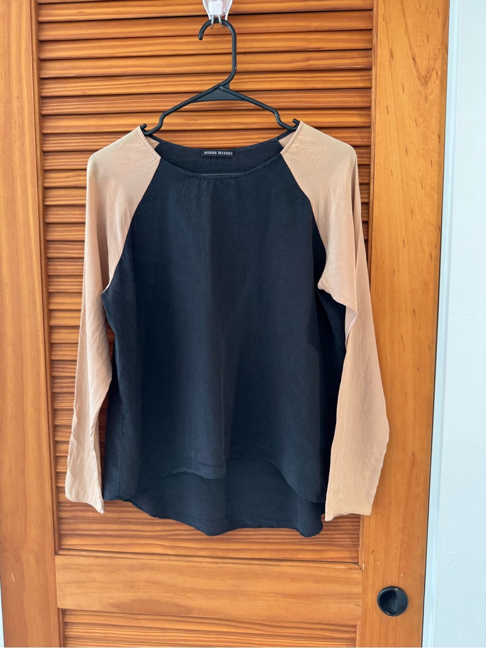 DONNA MIZANI Black and Beige Raglan Long-Sleeve Top